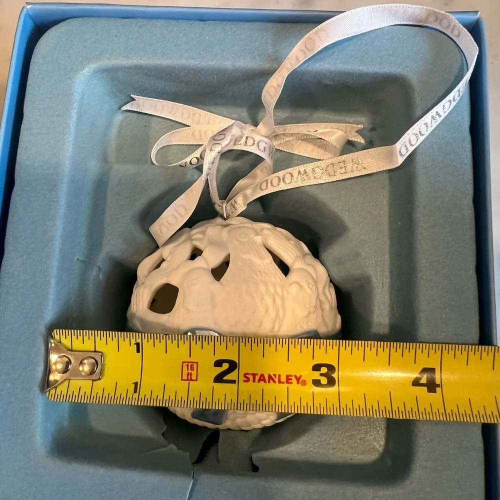 Wedgwood Ornament Jasperware 2 Turtle Doves 12‎ Days Christmas Ornament
